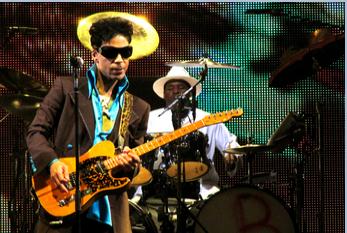 Prince tijdens het begin van zijn optreden in het Gelredome